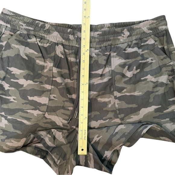 Athleta CAMO FARALLON SHORT - Picture 8 of 11